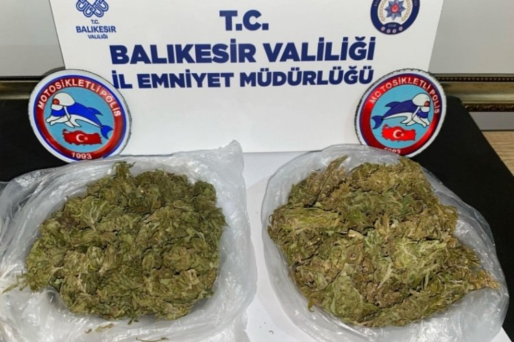 Balıkesir'de durdurulan aracın i&ccedil;inden uyuşturucu madde &ccedil;ıktı