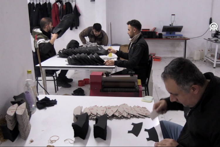 Bitlis'te kurdukları at&ouml;lyeden Balkan &uuml;lkelerine spor ayakkabı ihra&ccedil; ediyorlar