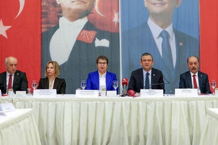 CHP lideri &Ouml;zel a&ccedil;ıkladı: Başkanlar i&ccedil;in 3 ayda bir memnuniyet anketi
