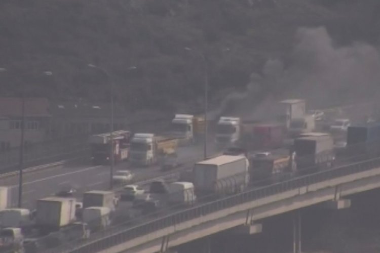 İstanbul TEM Otoyolunda trafiği kilityen yangın!