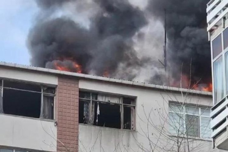 İstanbul'da binanın &ccedil;atısı yandı