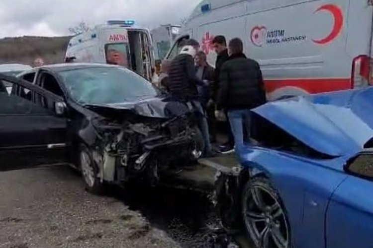 Bursa'da 2 otomobil kafa kafaya &ccedil;arpıştı; 4 yaralı