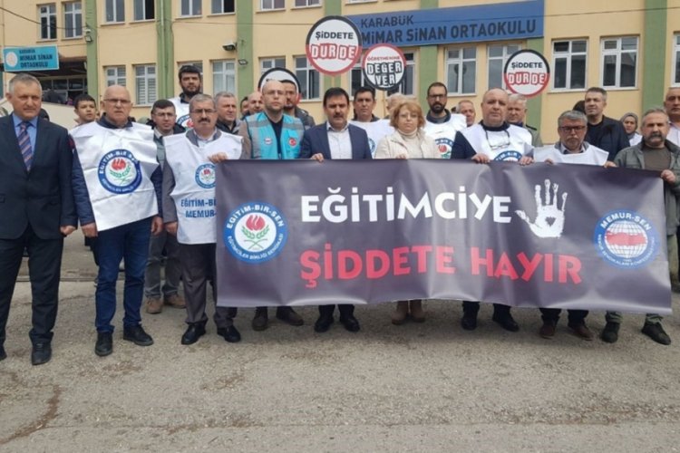 Okulu basan veli, &ccedil;ocuğuyla tartışan &ouml;ğrenciyi ve &ouml;ğretmeni darp etti
