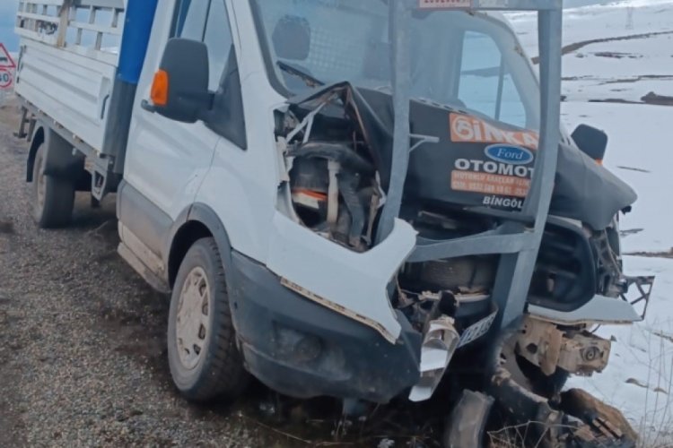 Kontrolden &ccedil;ıkan kamyonet direğe &ccedil;arptı: 3 yaralı