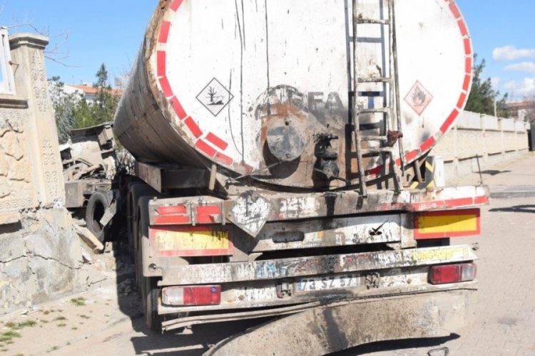 Şanlıurfa'da tır, otomobile &ccedil;arptı! 1 &ouml;l&uuml;, 2 yaralı