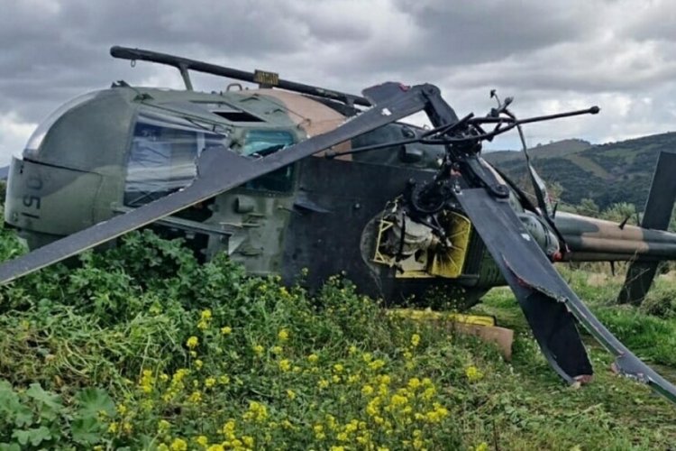 Zorunlu iniş yapan askeri helikopterin g&ouml;vdesi kaldırıldı!