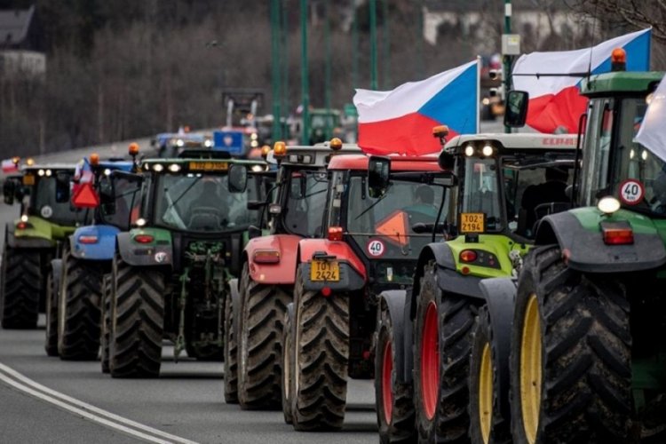 &Ccedil;ift&ccedil;iler Prag'da trafiği kapattı