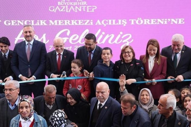 6 Şubat Gen&ccedil;lik Merkezi Bakan Şimşek'in katılımıyla a&ccedil;ıldı