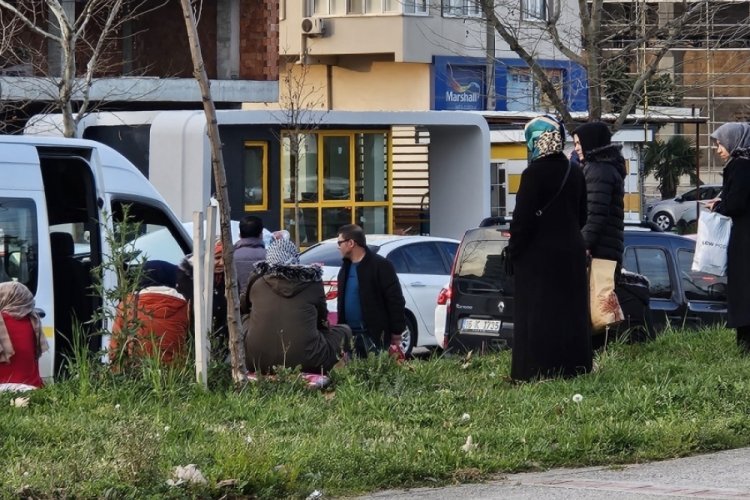 Bursa'da servis aracı bozuldu! İş&ccedil;iler yol kenarında bekledi