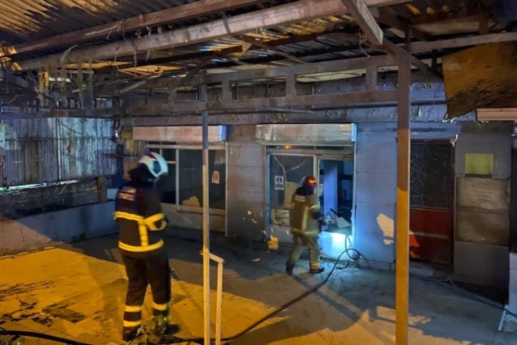 Bursa'da kullanılmayan d&uuml;kkanda &ccedil;ıkan yangın paniğe neden oldu