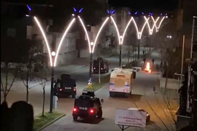 Batman'da yol kapatıp ateş yakan g&ouml;stericilere TOMA'lı m&uuml;dahale