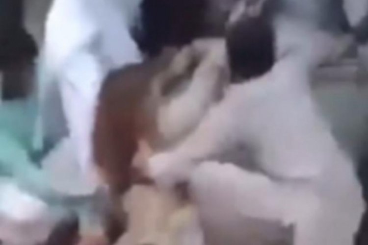 Pakistan'da bir kadın y&uuml;zlerce adamın saldırısına uğradı!