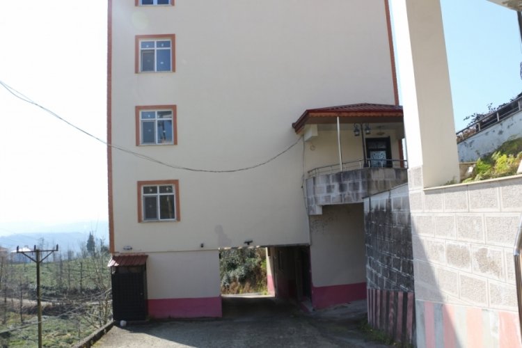 Cami ve kurs binası altından ge&ccedil;en yol ilgi &ccedil;ekiyor