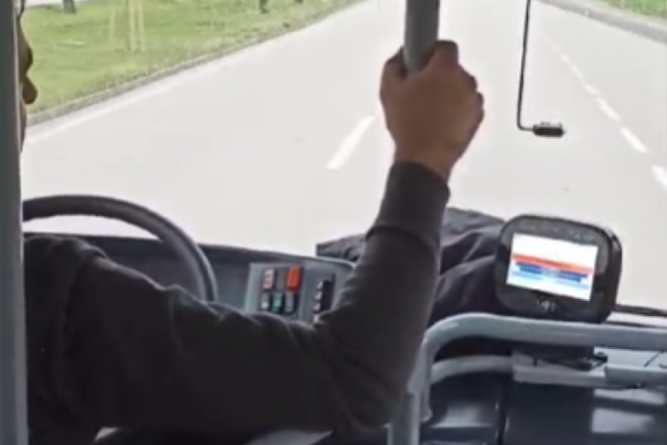 Bursa'da otob&uuml;s şof&ouml;r&uuml;, kadın yolcularının g&uuml;n&uuml;n&uuml; kutladı!