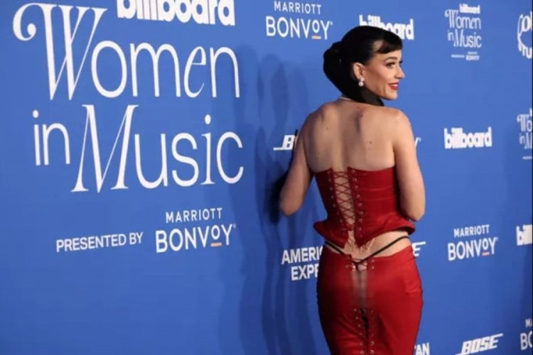 Katy Perry, kırmızı kıyafetiyle Billboard &ouml;d&uuml;llerinde fark yarattı!