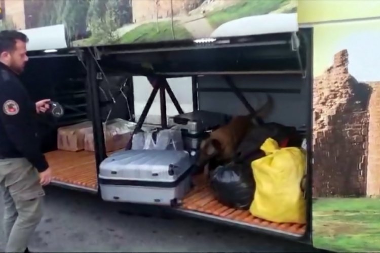 Adana'da valizden 22 kilo esrar &ccedil;ıktı