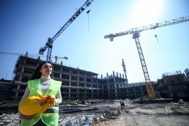 Bursa'da kadın kule vin&ccedil; operat&ouml;r&uuml; ekmeğini metrelerce y&uuml;ksekte &ccedil;alışarak kazanıyor
