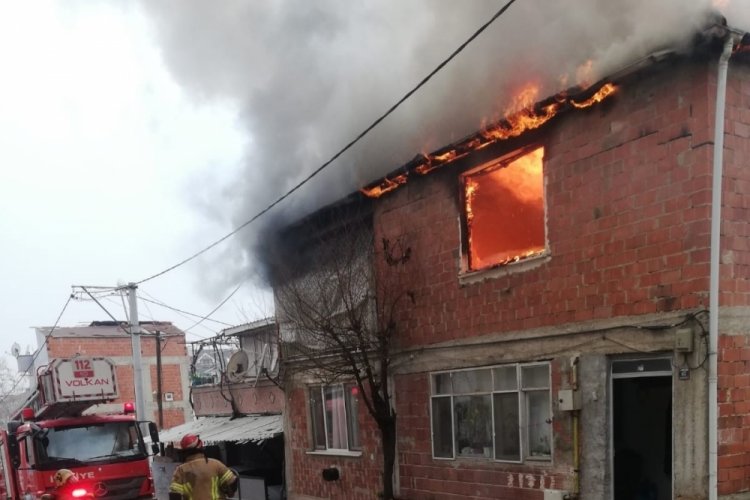 Bursa İneg&ouml;l'de 2 katlı bina alev alev yandı