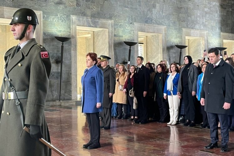 Akşener, İYİ Parti Kadın &Ouml;rg&uuml;tleriyle Anıtkabir'i ziyaret etti