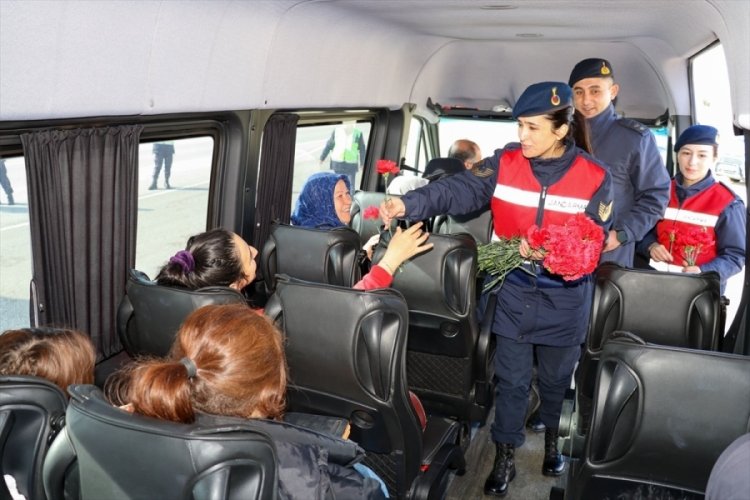 Kayseri'de kadın jandarmalar kontrol noktasında hemcinslerine karanfil verdi