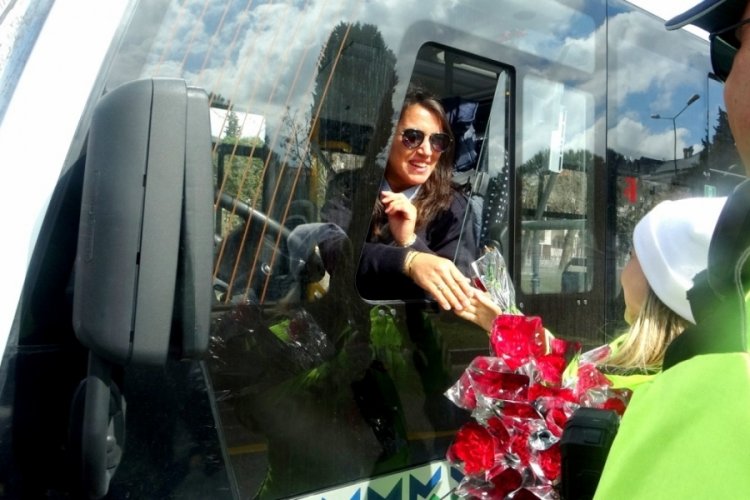 Muğla trafik ekiplerinden kadın s&uuml;r&uuml;c&uuml;lere jest