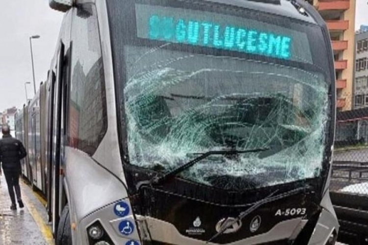 İstanbul'da iki metrob&uuml;s &ccedil;arpıştı!