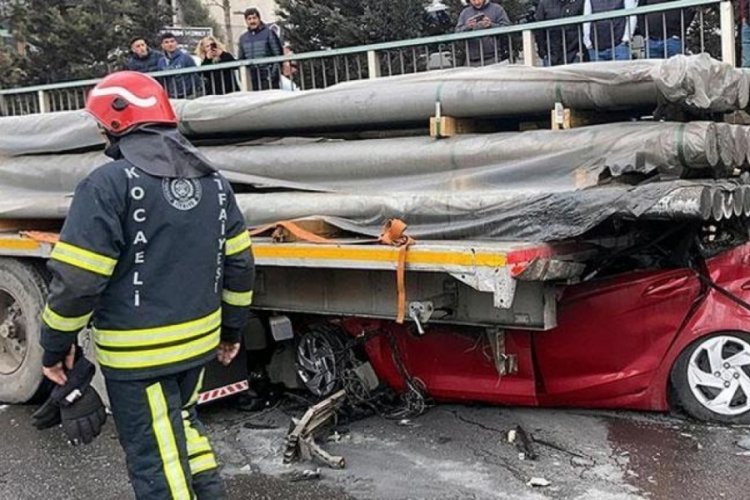 Kocaeli'nde demir y&uuml;kl&uuml; tıra &ccedil;arpan s&uuml;r&uuml;c&uuml; hayatını kaybetti!