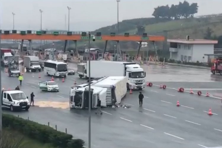 Bursa'da s&uuml;r&uuml;c&uuml;s&uuml;n&uuml;n kontrol&uuml;nden &ccedil;ıkan tır devrildi