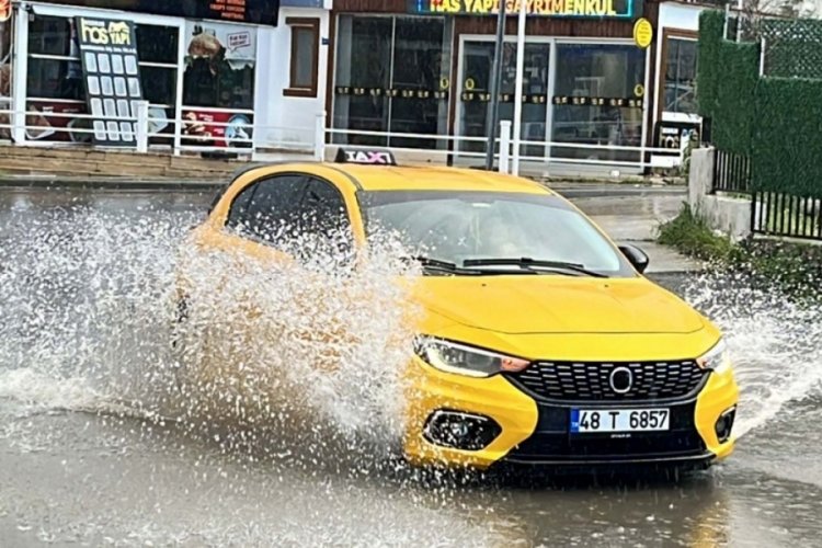 İzmir ile Bodrum'da sağanak ve dolu!