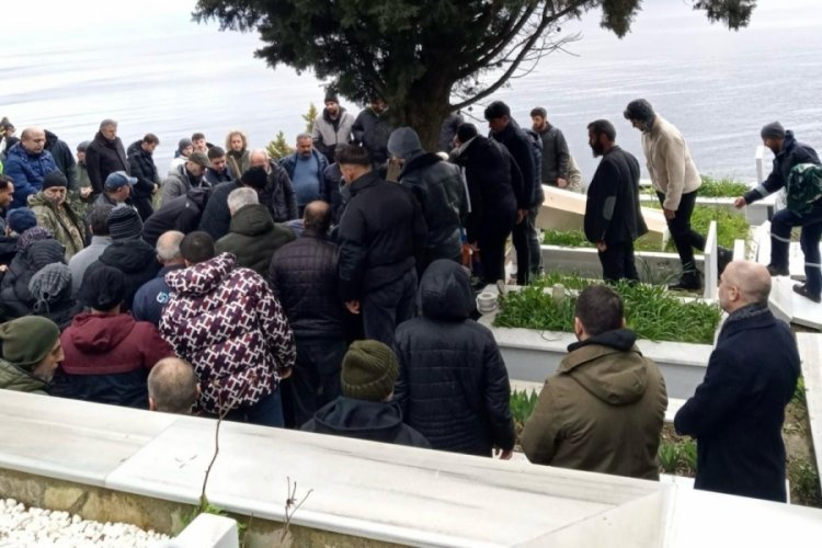Hayatını kaybettiği Marmara Denizi'nin kıyısına defnedildi