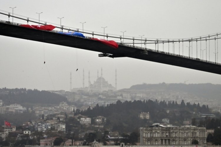 Kadın jandarmalar 15 Temmuz Şehitler K&ouml;pr&uuml;s&uuml;'nden halatlarla indi