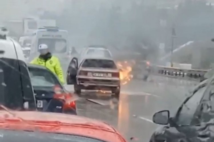 İstanbul'da otomobil alev alev yandı!