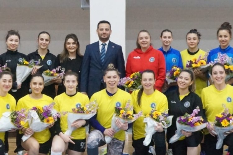 Mudanya Belediye Başkan Adayı G&ouml;khan Din&ccedil;er, kadın sporculara &ccedil;i&ccedil;ek hediye etti