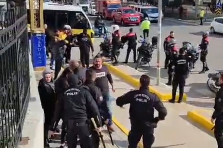 Mardin'de adliye &ouml;n&uuml;nde silahlı ve bı&ccedil;aklı kavga: 2'si ağır 10 yaralı