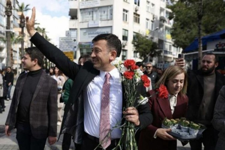 Hamza Dağ'dan 8 Mart sürprizi! Eşiyle karanfil dağıttı