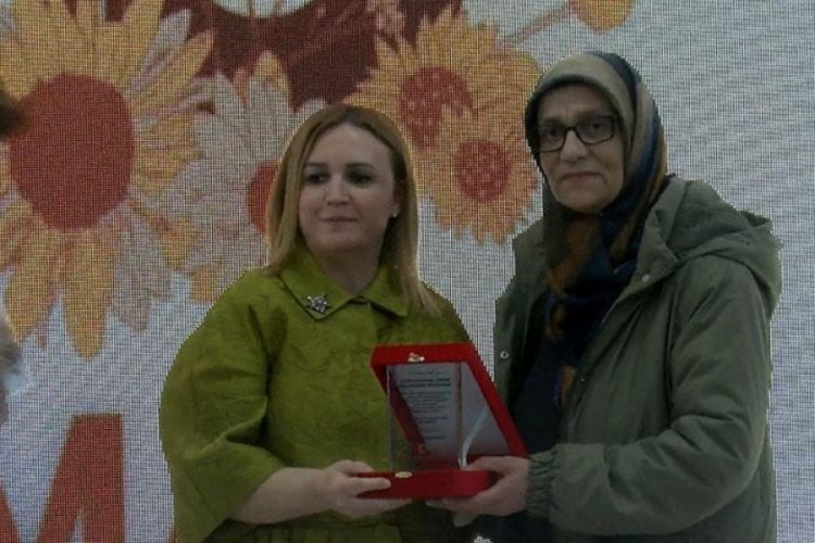 AK Parti Bayrampaşa Adayı Bayraktar 'Yılın Emek&ccedil;i Kadınları'na plaket verdi