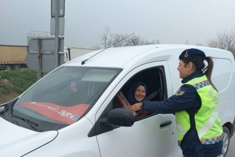 Bursa'da trafik jandarmaları kadınlar gününü çiçeklerle kutladı