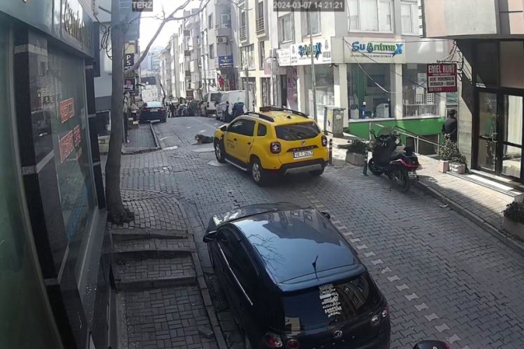 Yol &uuml;zerinde yatan k&ouml;peğin &uuml;st&uuml;nden ge&ccedil;ti