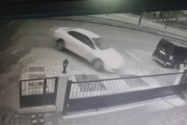 Bursa'da bir ara&ccedil; sitenin girişine &ccedil;arpıp ka&ccedil;tı!