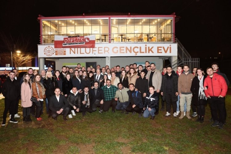 Şadi &Ouml;zdemir &uuml;niversiteli gen&ccedil;lerle buluştu