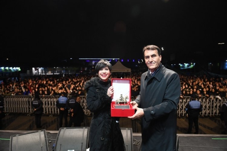 Aydilge şarkıları ve enerjisi ile Bursa'yı salladı