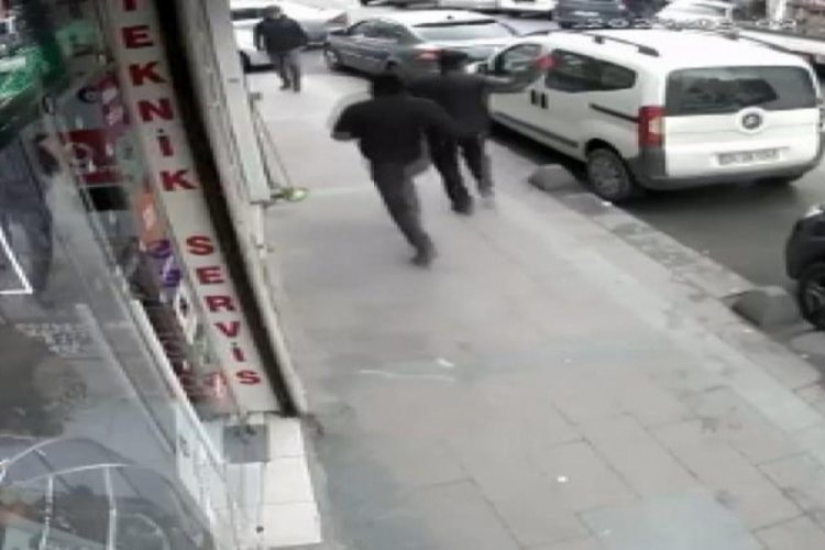 İstanbul'da kuyumcuya gelen silahlı iki kişi bilezikleri alıp ka&ccedil;tı