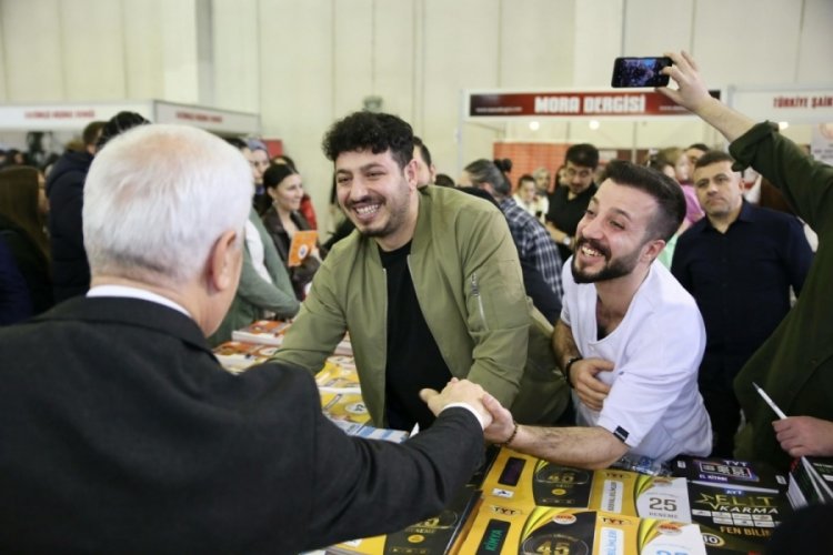 Mustafa Bozbey T&Uuml;YAP Kitap Fuarı'na giden kitapseverlerle buluştu