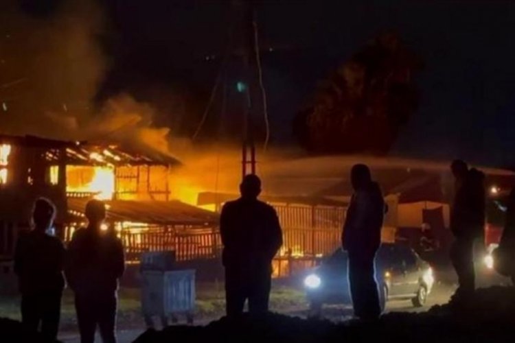 Hatay'da sahilde baraka evler alevlere teslim oldu
