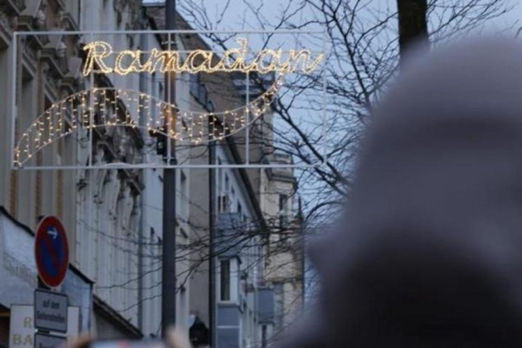 K&ouml;ln'de caddeler Ramazan ayına &ouml;zel ışıklandırıldı