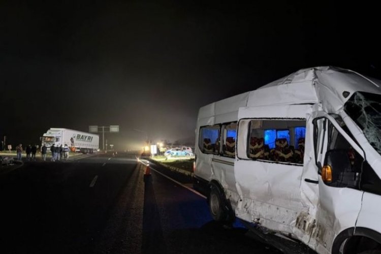Mardin'de TIR ile &ouml;ğrenci servisi &ccedil;arpıştı: 7 yaralı