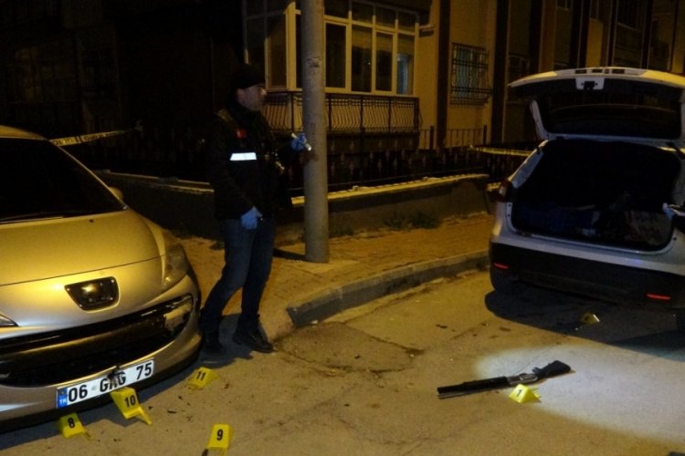 Burdur'da park yeri y&uuml;z&uuml;nden komşusuna kızdı, araca kurşun yağdırdı