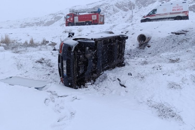 Van'da minib&uuml;s şarampole yuvarlandı: 4 yaralı