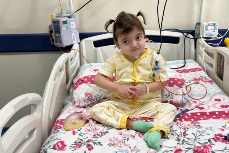 Bursa'da babalarının karaciğerleri ile hayata tutunan Zeynep bebeklerin yaşları, hastalıkları ve kaderleri de aynı