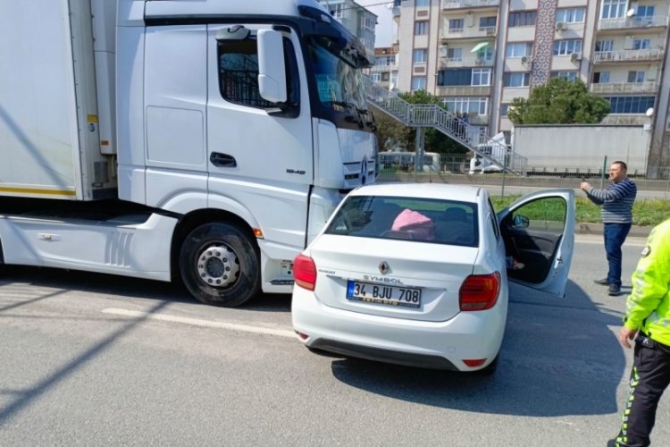 &Ouml;n&uuml;ne kattığı otomobili metrelerce s&uuml;r&uuml;kledi: 5 kişilik aile &ouml;l&uuml;mden d&ouml;nd&uuml;
